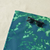Serviette De Plage Marbre vert sur Turquoise (En situation)