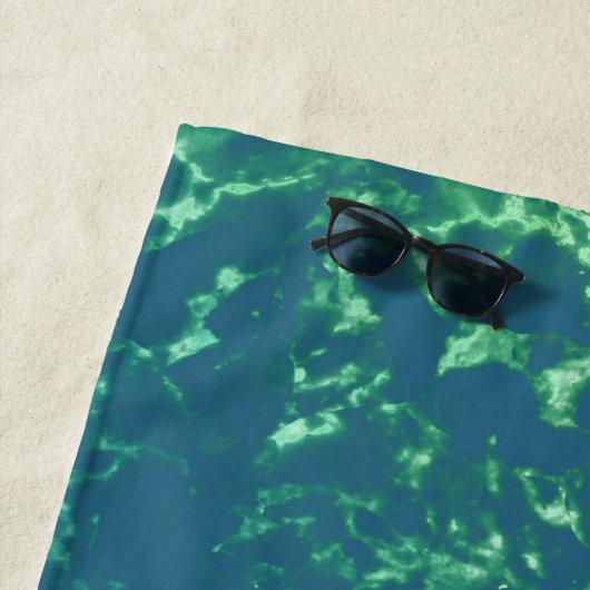 Serviette De Plage Marbre vert sur Turquoise (En situation)