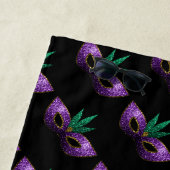 Serviette De Plage Mardi Gras Masque Purple Vert Étincelles Monogramm (En situation)