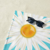 Serviette De Plage Marguerites blanches sur fond bleu avec nom person (En situation)