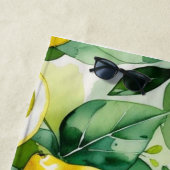 Serviette De Plage Mariage moderne citron bleu floral script (En situation)