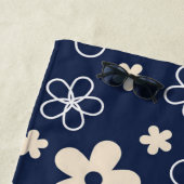 Serviette De Plage Marine bleu crème fleur motif rétro (En situation)