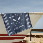 Serviette De Plage Marine Blue Rustic Oars Personnalisé Lake House<br><div class="desc">Customisez votre lake house avec cette mignonne serviette de plage personnalisée portant votre nom de famille ou votre nom de maison et l'année établie en lettres blanches accentuées par une paire d'avirons ou de canoës sur un arrière - plan bleu marine.</div>