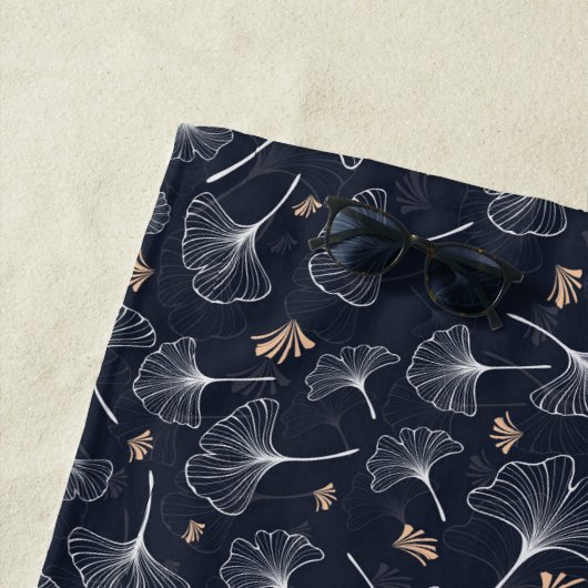 Serviette De Plage Marine Coral bleu Ginkgo Feuille Monogramme (En situation)