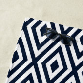 SERVIETTE DE PLAGE MARINE ET ANCRE NAUTIQUE DE MONOGRAMME RAYÉ BLANC (En situation)