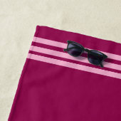 Serviette De Plage Maroon Dusky Personnalisé avec des rayures roses (En situation)