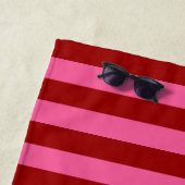 Serviette De Plage Maroon Rouge rose rayures Design (En situation)