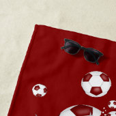 Serviette De Plage maroon soccer ballon souffle son nom maillot numér (En situation)