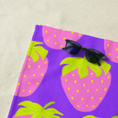 Serviette de plage mauve fraise (En situation)