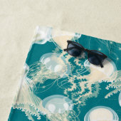 Serviette De Plage Méduse En Bleu Océan Été Saison Monogramme (En situation)