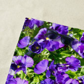 Serviette De Plage Mer de sérénité : Le beau terrain de purple violet (En situation)