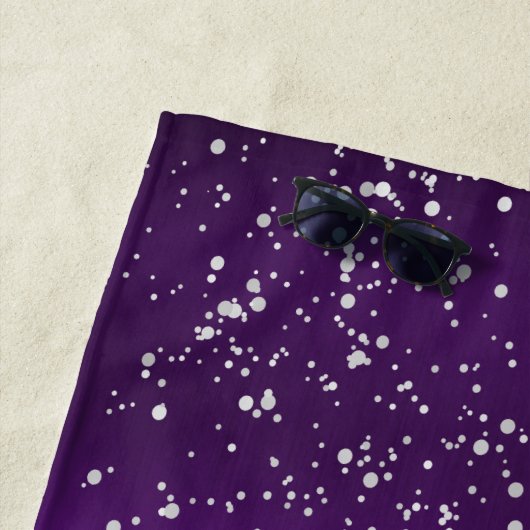 Serviette De Plage Métal brossé violet moderne avec Monogramme argent (En situation)