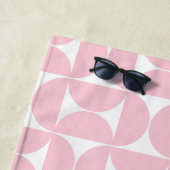 Serviette De Plage Mi-Siècle Moderne Bébé rose et blanc Motif (En situation)