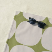 Serviette De Plage Mid Century Mod in Olive Green Personnalisé (En situation)