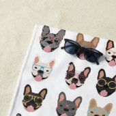 Serviette De Plage Mignons Bulldogs français portant des lunettes (En situation)