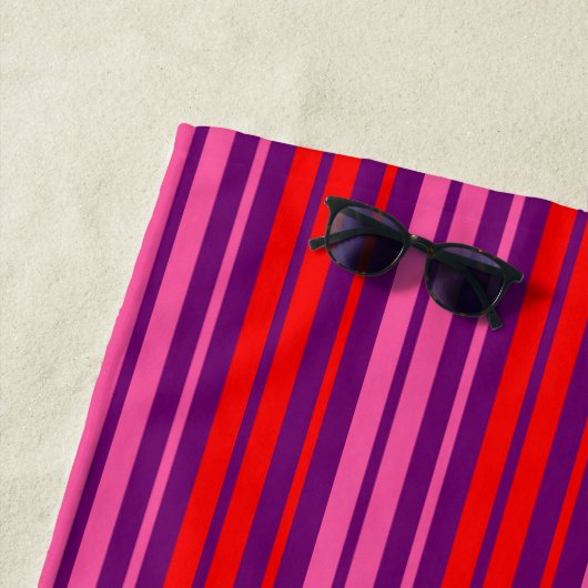 Serviette De Plage Modèle à rayures verticales rose rouge pourpre (En situation)