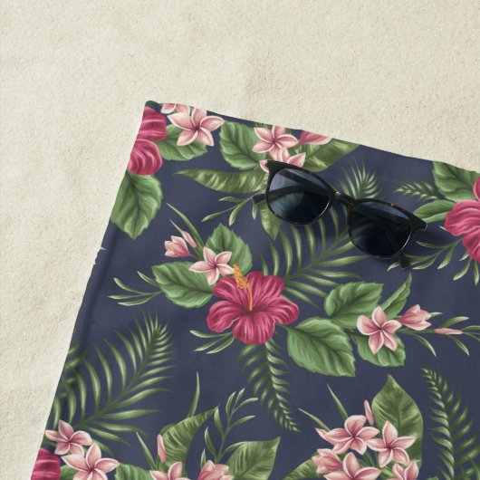 Serviette De Plage Modèle floral Hibiscus Monogram Beach Towne (En situation)