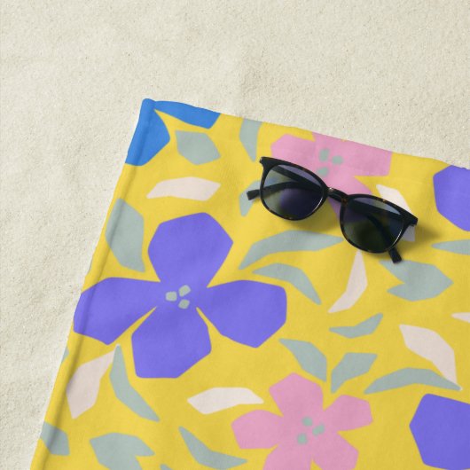 Serviette De Plage Modèle floral rétro en nom personnalisé jaune (En situation)
