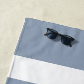 Serviette De Plage Modern Dusty Blue Striped Name (En situation)