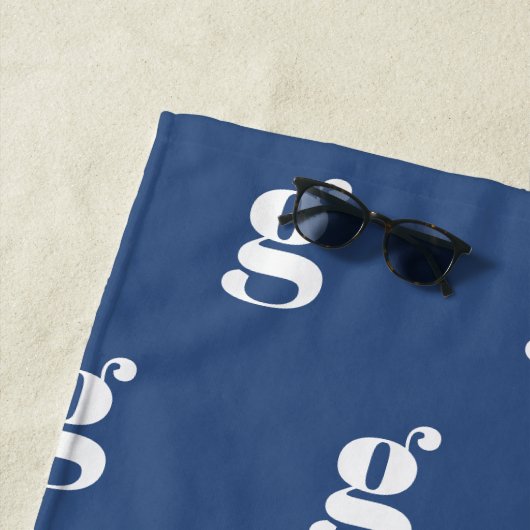 Serviette De Plage Modern Monogram Initial Letter Blue White Pattern (En situation)