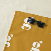 Serviette De Plage Modern Monogram Initial Letter Mustard Pattern (En situation)