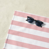 Serviette De Plage Moderne Cabana Rayée Rose Et Rouge Avec Monogramme (En situation)