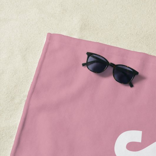 Serviette De Plage Moderne Chic Rose & Blanc  (En situation)