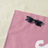 Serviette De Plage Moderne Chic Rose et Blanc (En situation)
