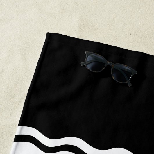Serviette De Plage Moderne Gras Noir Blanc Vave Arch Graduation (En situation)