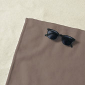 Serviette De Plage Moderne Monogramme Nom Script Taupe (En situation)
