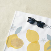 Serviette De Plage Moderne Pastel Citrus Lemons Motif Nom personnalis (En situation)