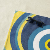 Serviette de plage moderne rétro avec nom en monog (En situation)