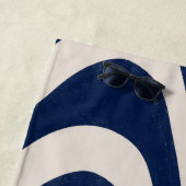 Serviette De Plage Moderne Rétro Été Bleu Vagues (En situation)