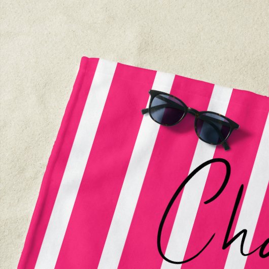 Serviette De Plage Moderne rose chaud personnalisé (En situation)
