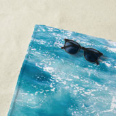 Serviette De Plage Moderne Turquoise Blue Ocean Waves Motif Monogramm (En situation)