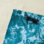 Serviette De Plage Moderne Turquoise Ocean Waves Personnalisé (En situation)