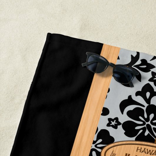 Serviette De Plage Mokuleia Hawaiian Faux Wood Monogram Surboard (En situation)