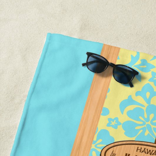 Serviette De Plage Mokuleia Hawaiian Faux Wood Monogram Surboard (En situation)