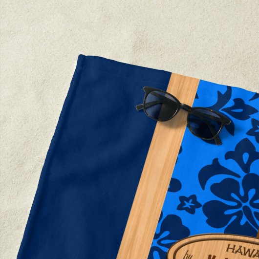 Serviette De Plage Mokuleia Hawaiian Faux Wood Monogram Surboard (En situation)
