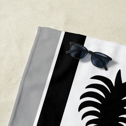 Serviette De Plage Momona Ananas Hawaiian rayé Tropical -Noir (En situation)