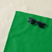 Serviette de plage Monogram personnalisée verte (En situation)