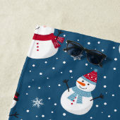 SERVIETTE DE PLAGE MONOGRAME DE SNOWMAN D'HIVER CHRÉTIEN (En situation)