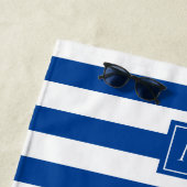 Serviette De Plage Monogramme à rayures bleu chic (En situation)