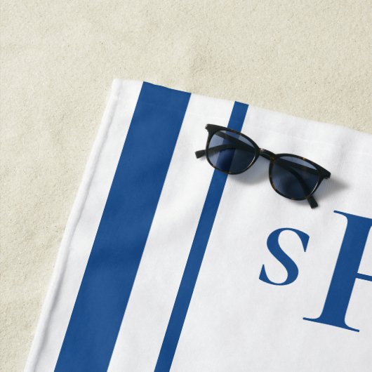 Serviette De Plage Monogramme à rayures bleu et blanc classique (En situation)