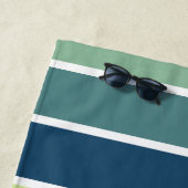 Serviette De Plage Monogramme à rayures bleues, vertes et blanches (En situation)