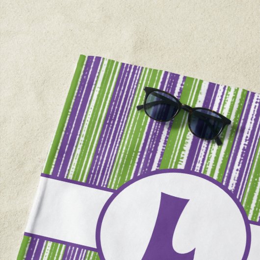Serviette De Plage Monogramme à rayures violettes, vertes et blanches (En situation)