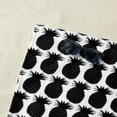 Serviette De Plage Monogramme Ananas noir et blanc (En situation)