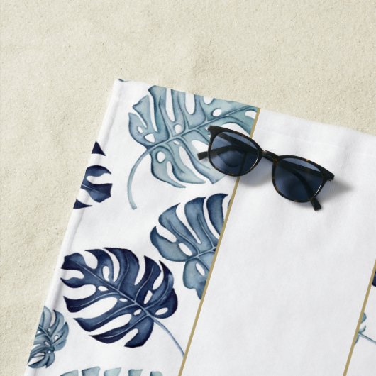 Serviette De Plage Monogramme Azure Blue Tropical Feuilles Gold Nouve (En situation)