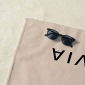 Serviette De Plage Monogramme beige personnalisé (En situation)