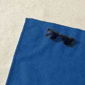 Serviette De Plage Monogramme blanc bleu chic (En situation)